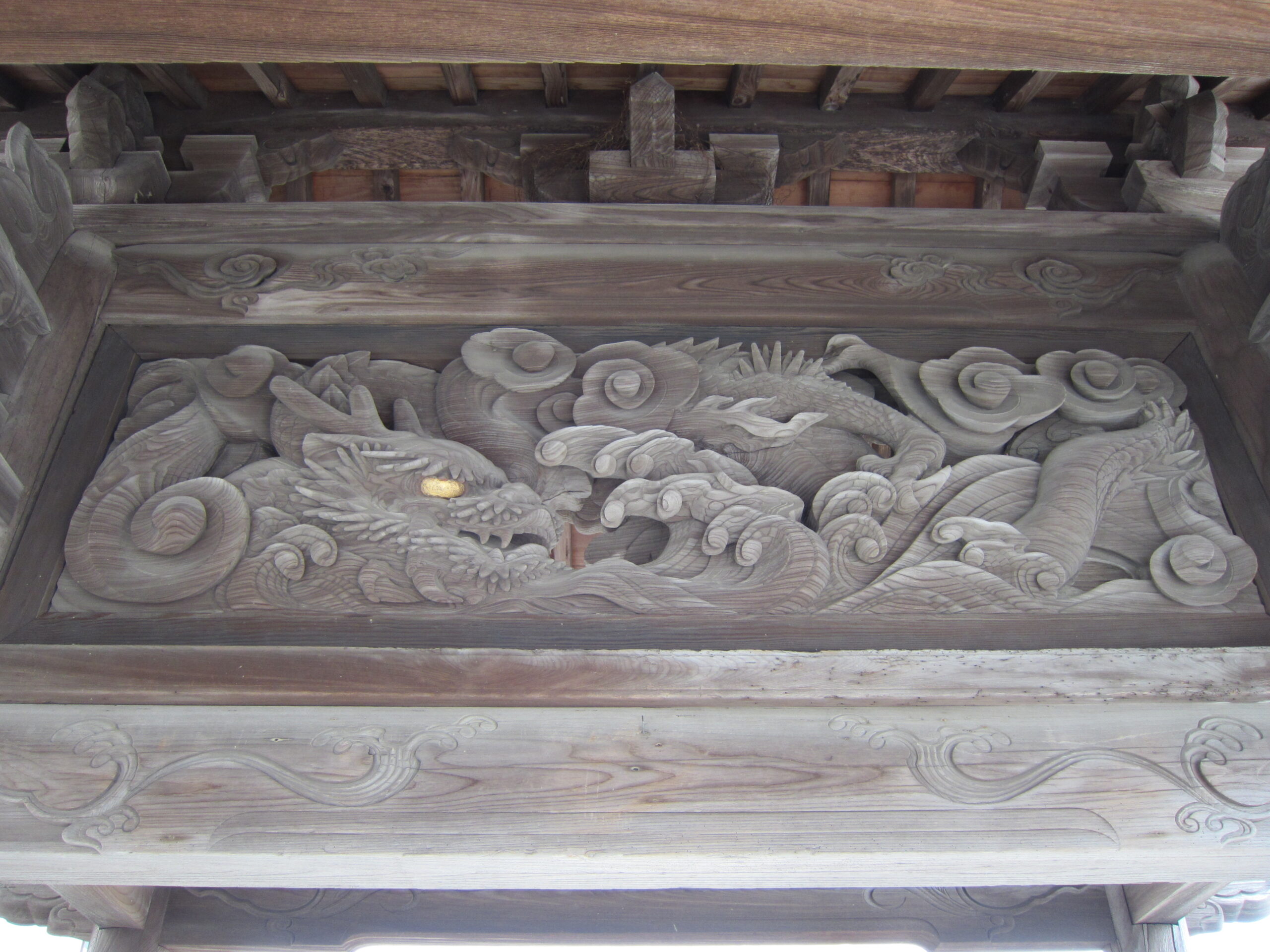 浄心寺山門の寺田洞仙作龍の彫刻